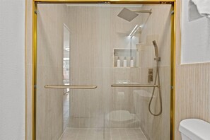 Secadora de cabello, toallas, jabón, papel de baño 