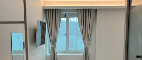 Doppia Standard | Una scrivania, Wi-Fi gratuito