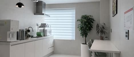 Frigorífico pequeño y microondas en la zona común