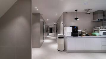 Minikylskåp och mikro i allmänt utrymme