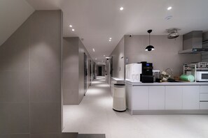 Minikjøleskap og mikrobølgeovn på fellesområdet