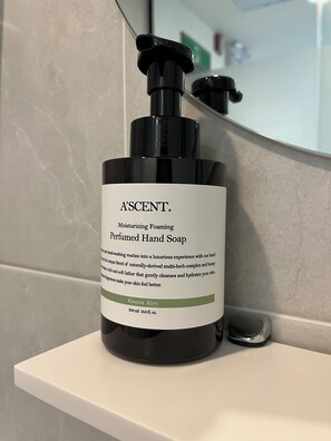 Shower, hair dryer, towels, shampoo - Dongdaemun Stay Garden (Seoul)