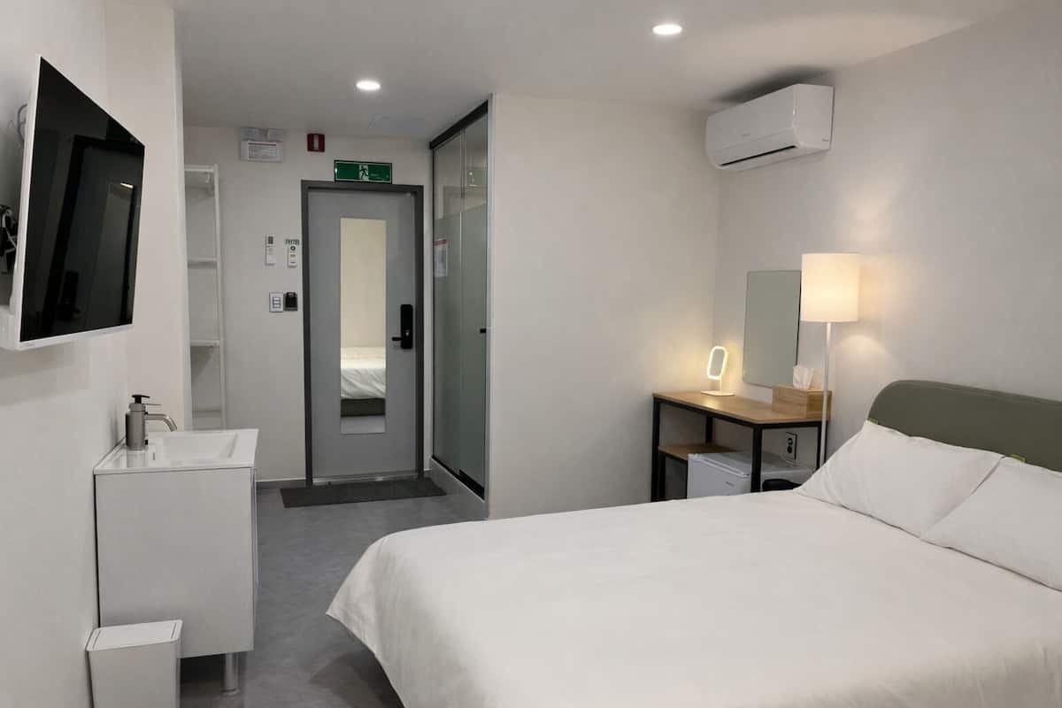 Family Twin Room | Desk, free WiFi