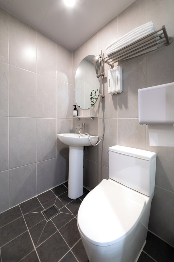 Kahden hengen superior-huone (kaksi sänkyä) | Kylpyhuone | Suihku, hiustenkuivaaja, pyyhkeet, sampoo