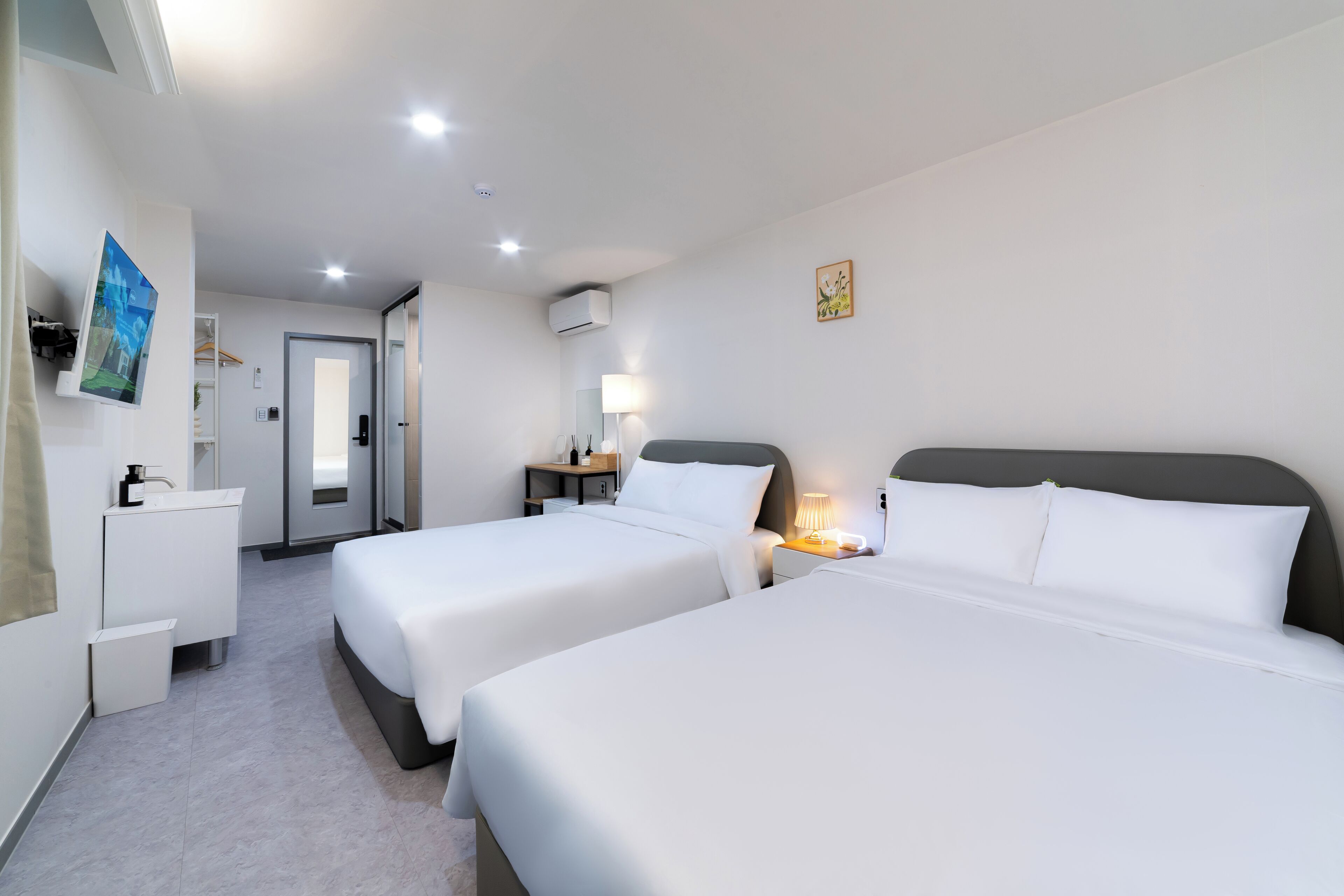 Family Twin Room | Desk, free WiFi