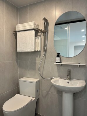 Deluxe Twin Room | Bathroom | Shower, hair dryer, towels, shampoo - Dongdaemun Stay Garden (Seoul)