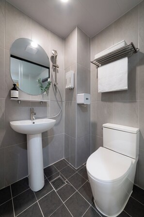 Kahden hengen superior-huone | Kylpyhuone | Suihku, hiustenkuivaaja, pyyhkeet, sampoo