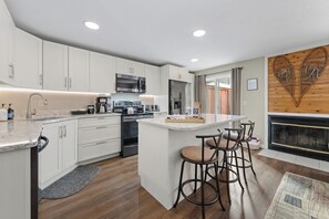 Fridge, microwave, oven, stovetop - Modern Retreat with Private Hot Tub (Campton)