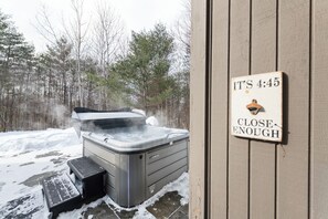 Outdoor spa tub - Modern Retreat with Private Hot Tub (Campton)