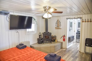 1 bedroom, free WiFi, bed sheets - Mountain Song Cabin #1 (Pioneer #7) (Red River)