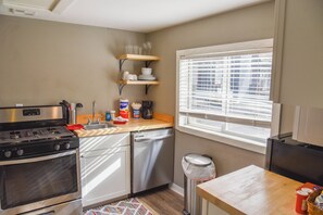 Four, plaque de cuisson, lave-vaisselle, cafetière/bouilloire