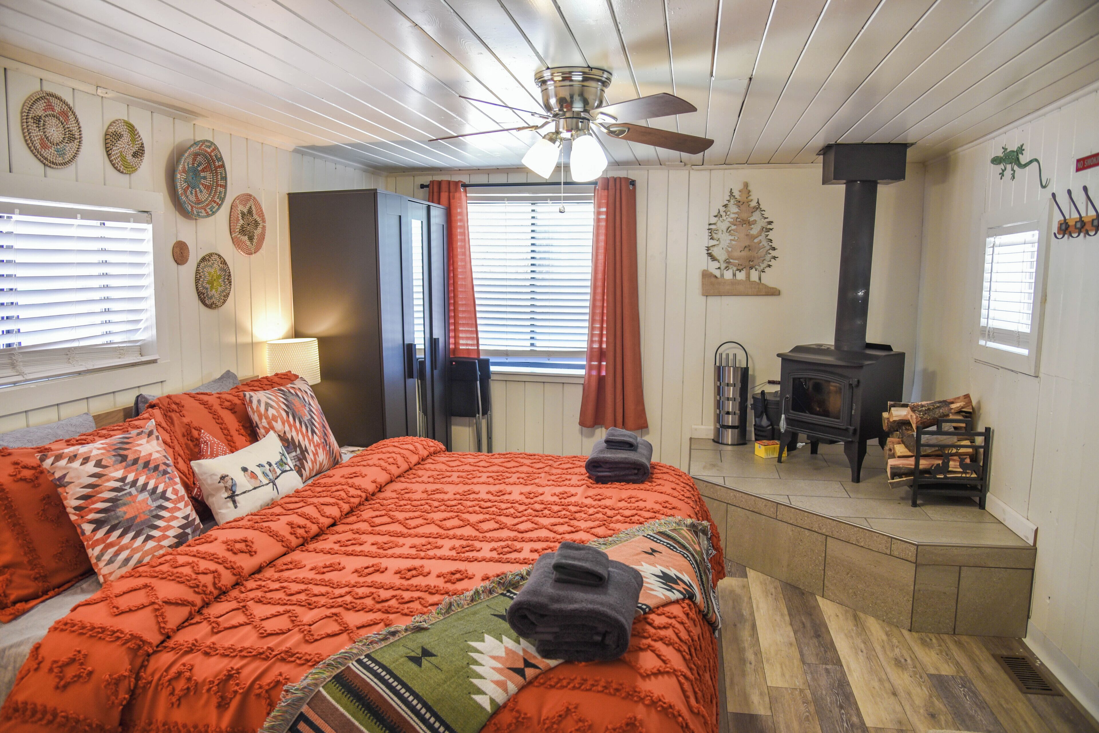 2 室のベッドルーム、WiFi (無料)、ベッドシーツ