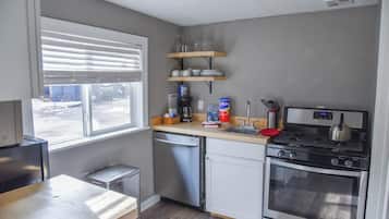 Horno, parrilla de estufa, lavavajillas y cafetera y tetera