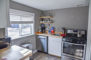 Horno, parrilla de estufa, lavavajillas y cafetera y tetera 