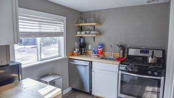 Horno, parrilla de estufa, lavavajillas y cafetera y tetera