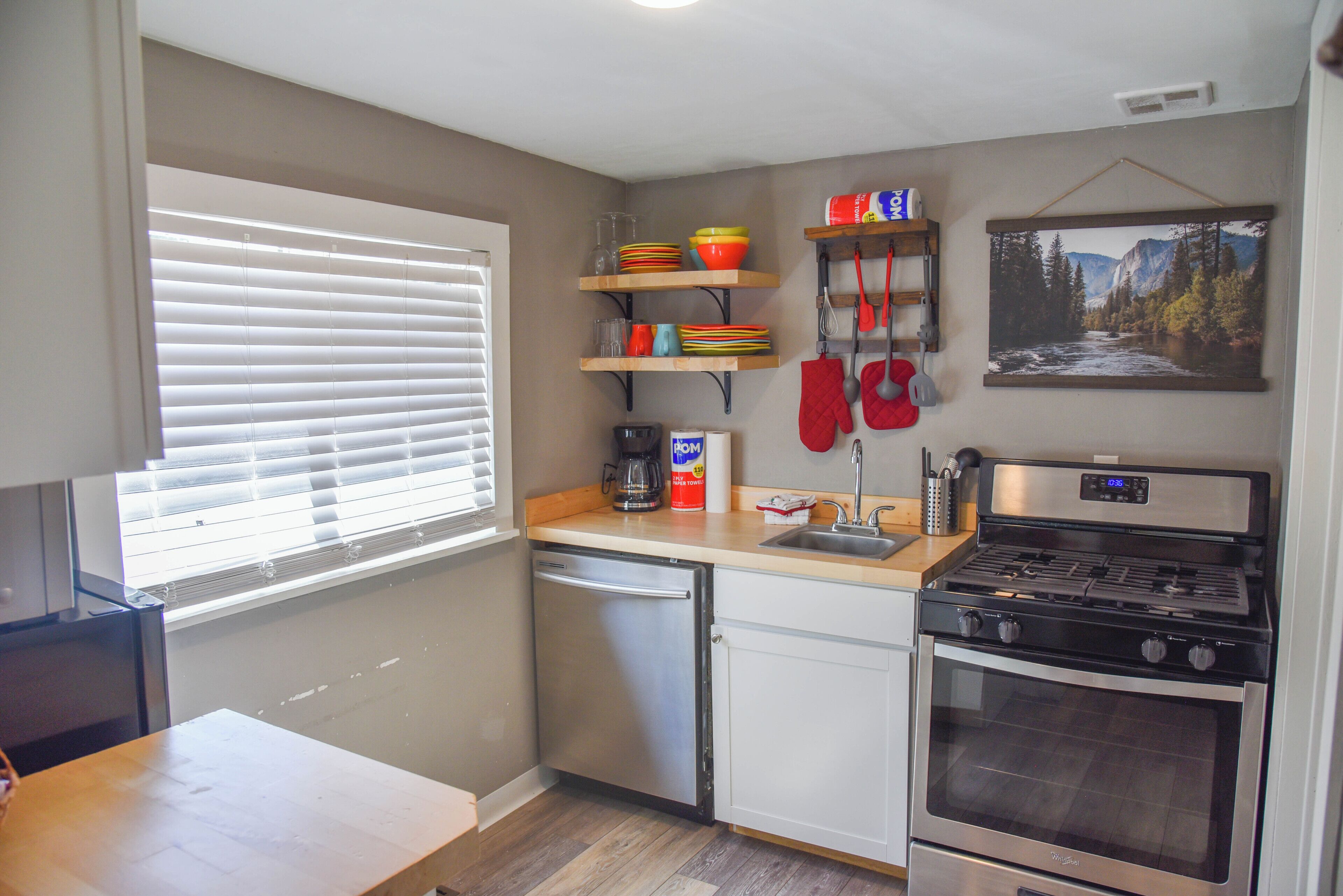 Oven, stovetop, dishwasher, coffee/tea maker