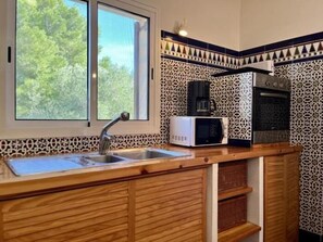 Refrigerador, microondas, horno y cafetera y tetera 