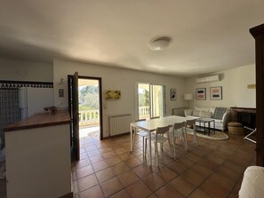 Interior - Beautiful villa with private pool surrounded by nature. (Urb. Sant Jordi d´Alfama)