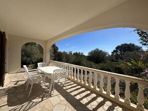 Outdoor dining - Beautiful villa with private pool surrounded by nature. (Urb. Sant Jordi d´Alfama)