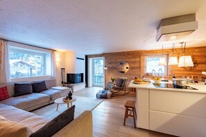 Family Apartment, Multiple Bedrooms (Casa Giardini in Dolonne) | Private kitchenette | Fridge, microwave, oven, stovetop - Casa Giardini in Dolonne (Courmayeur)