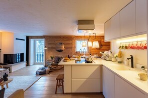 Family Apartment, Multiple Bedrooms (Casa Giardini in Dolonne) | Private kitchenette | Fridge, microwave, oven, stovetop - Casa Giardini in Dolonne (Courmayeur)