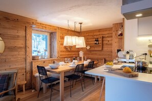 Family Apartment, Multiple Bedrooms (Casa Giardini in Dolonne) | Dining room - Casa Giardini in Dolonne (Courmayeur)