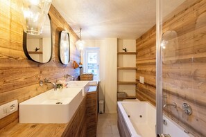 Family Apartment, Multiple Bedrooms (Casa Giardini in Dolonne) | Bathroom - Casa Giardini in Dolonne (Courmayeur)