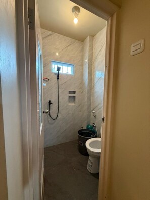 Family Room | Bathroom - Tano Homestay Bromo (Probolinggo)