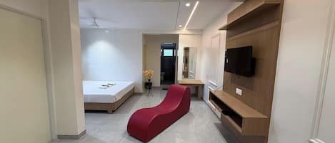 办公桌、免费 WiFi、床单