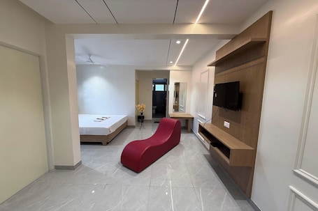 Desk, free WiFi, bed sheets. Indraprastha Executive Lodging