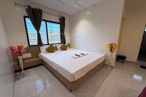 办公桌、免费 WiFi、床单
