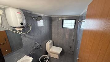 Deluxe Room | Bathroom | Shower, rainfall showerhead, free toiletries, towels