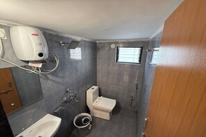 Deluxe Room | Bathroom | Shower, rainfall showerhead, free toiletries, towels - Indraprastha Executive Lodging (Pune)