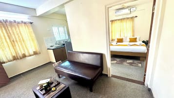 Quarto casal | Área de estar | TV de tela plana 32 polegadas com canais a cabo