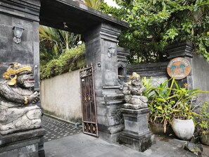 Entrada al alojamiento