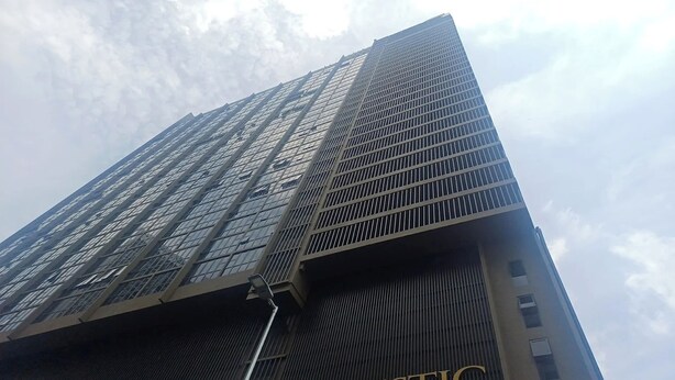 Un grand immeuble dont la façade porte en lettres bien visibles l’inscription « MAJESTIC ».
