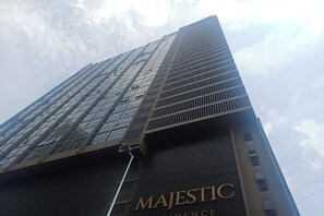 Un edificio alto con la scritta "MAJESTIC" ben visibile sulla facciata.