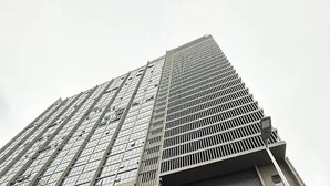 A tall building with a sign reading "MAJESTIC RESIDENCE." - Majestic Residence Klcc By Luxe (Kuala Lumpur)