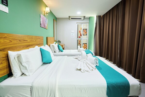 Habitación de hotel con dos camas, cabecero de madera, ventana con cortinas y aire acondicionado instalado en la pared.