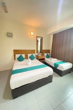 Deluxe Triple Room | Free WiFi, bed sheets -  Sun Tree Hotel @ Triang (Teriang)