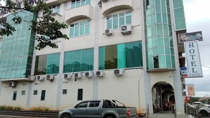 A hotel with a modern facade, large windows, and a visible entrance. - Sun Tree Hotel @ Triang (Teriang)