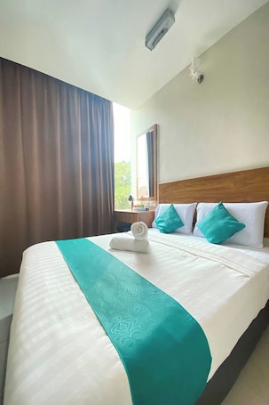 Standard Double Room, 1 Queen Bed. Sun Tree Hotel @ Triang