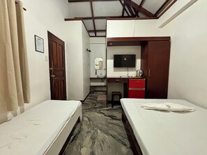 Deluxe Villa | Desk, iron/ironing board, free WiFi, bed sheets - Shat'S Guesthouse Siargao Near Beach (General Luna)