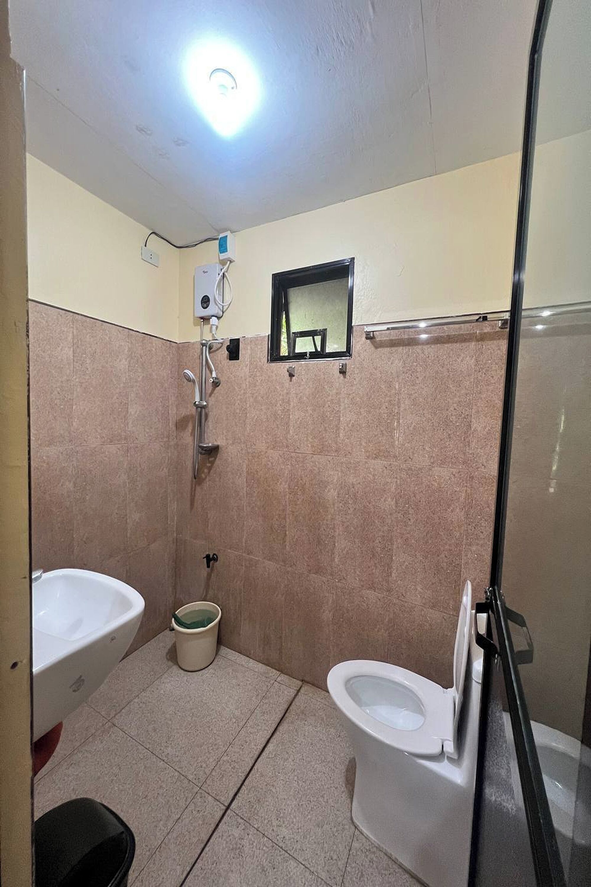 Habitación estándar | Baño | Regadera, regadera tipo lluvia, amenidades de baño gratuitas, toallas 