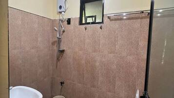 Habitación estándar | Baño | Regadera, regadera tipo lluvia, amenidades de baño gratuitas, toallas