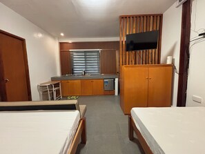 Villa familiar | Escritorio, tabla de planchar con plancha, wifi gratis y ropa de cama