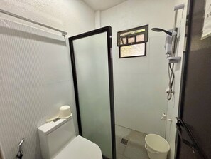 Biệt thự Deluxe | Phòng tắm | Buồng tắm vòi sen, vòi sen phun mưa, đồ dùng nhà tắm miễn phí 