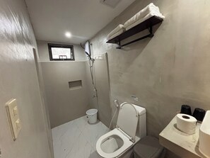 Perhehuvila | Kylpyhuone | Suihku, sadesuihkupää, ilmaiset hygieniatuotteet, pyyhkeet