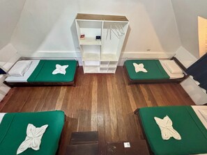 Chambre Quadruple | Bureau, fer et planche à repasser, Wi-Fi gratuit, draps fournis