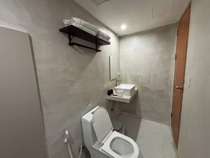 Villa familiare | Bagno | Doccia, soffione a pioggia, set di cortesia gratuito, asciugamani